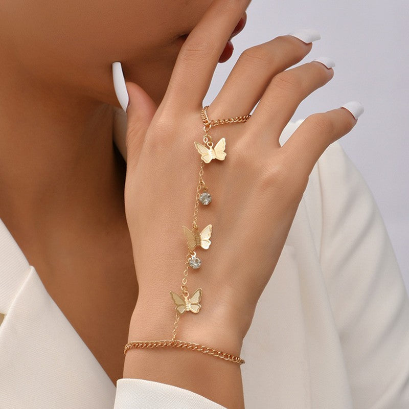 Kettenarmband mit Fingerring – modisches Statement-Accessoire