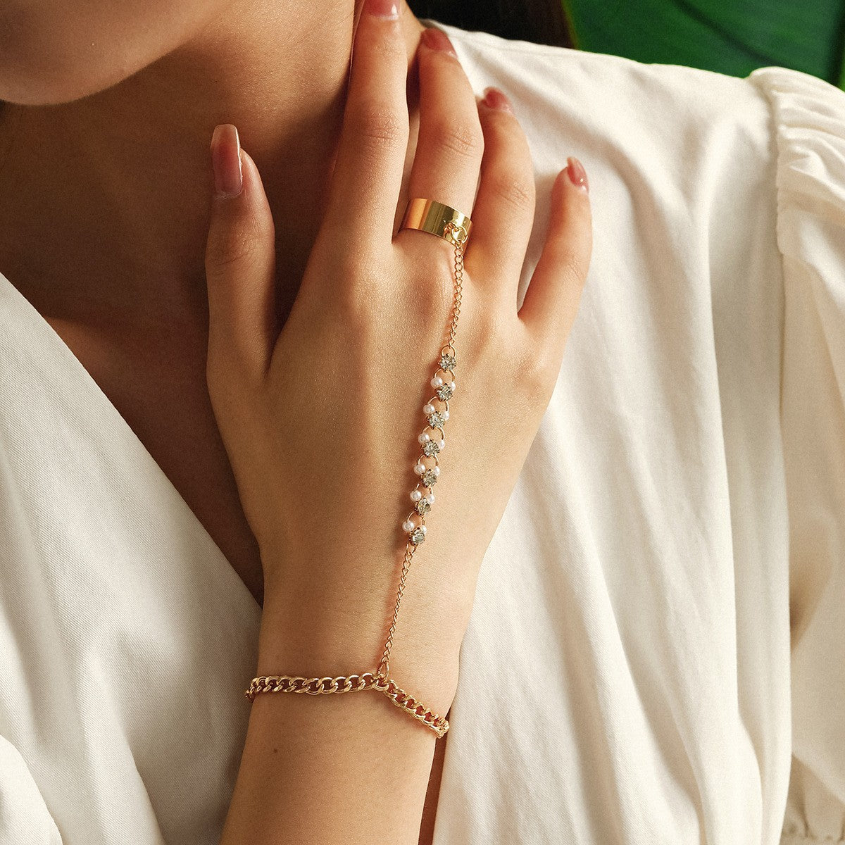 Kettenarmband mit Fingerring – modisches Statement-Accessoire