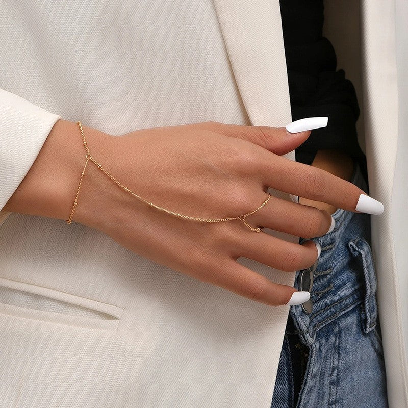 Kettenarmband mit Fingerring – modisches Statement-Accessoire