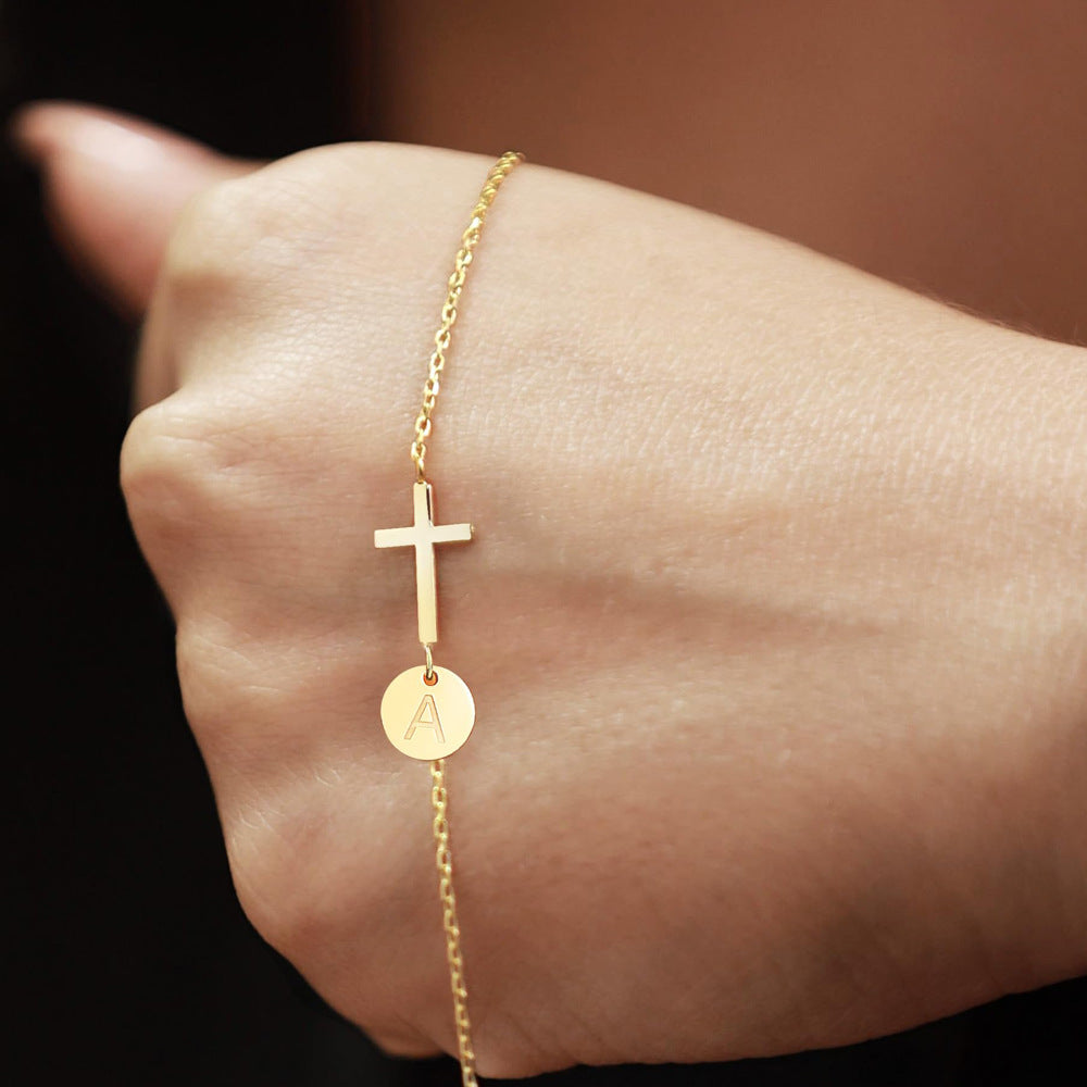 Personalisierbares Armband mit Kreuzanhänger