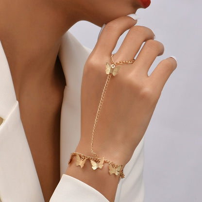 Kettenarmband mit Fingerring – modisches Statement-Accessoire