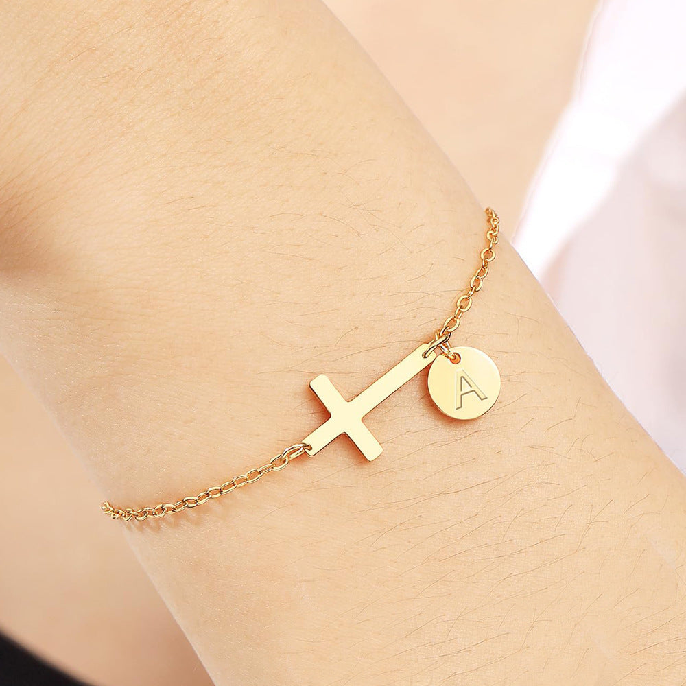 Personalisierbares Armband mit Kreuzanhänger