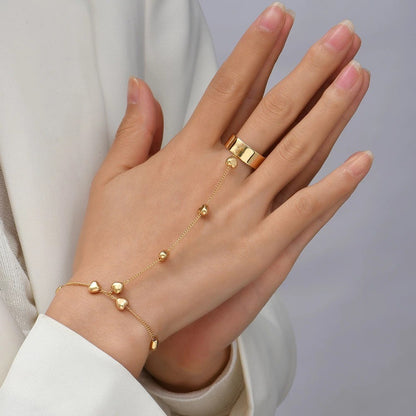Kettenarmband mit Fingerring – modisches Statement-Accessoire