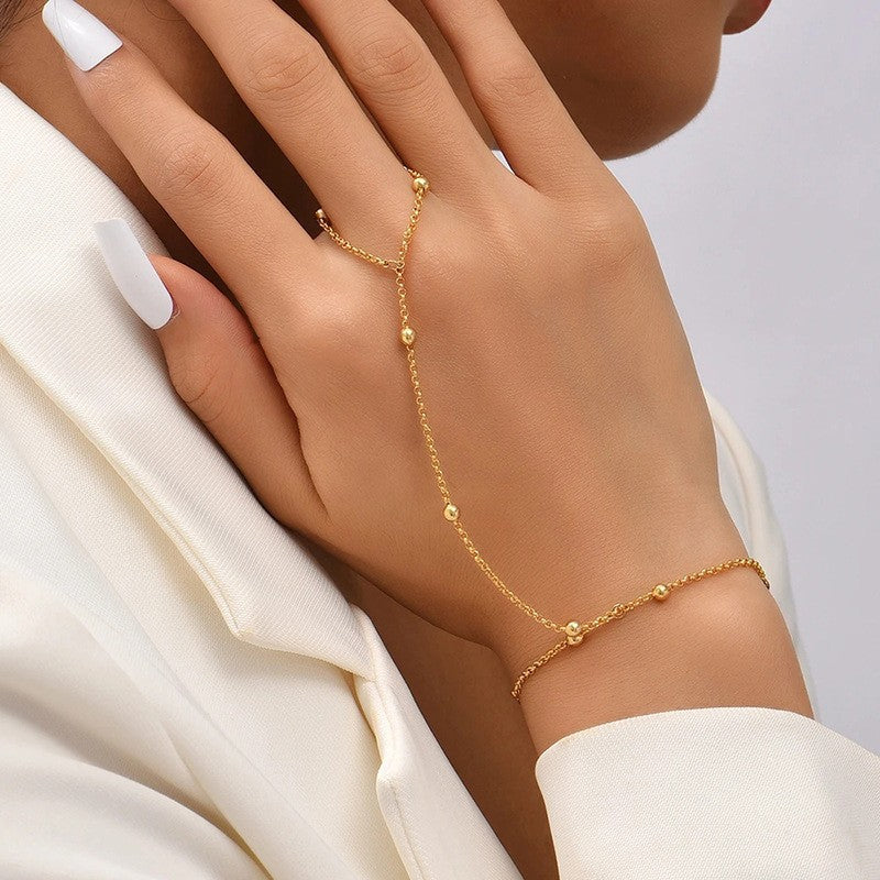 Kettenarmband mit Fingerring – modisches Statement-Accessoire