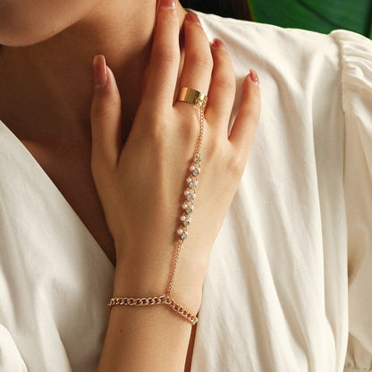 Kettenarmband mit Fingerring – modisches Statement-Accessoire
